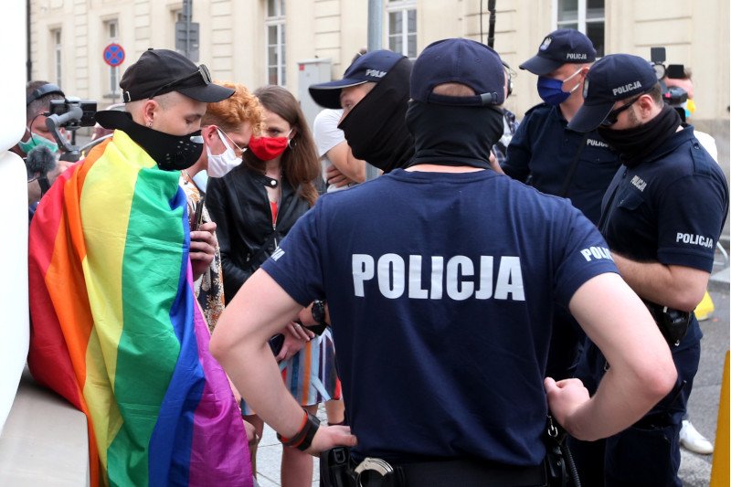 Policja zatrzymuje osoby związane z wywieszeniem flag LGBT na pomnikach w Warszawie. (Zdjęcie jest ilustracją do tekstu)