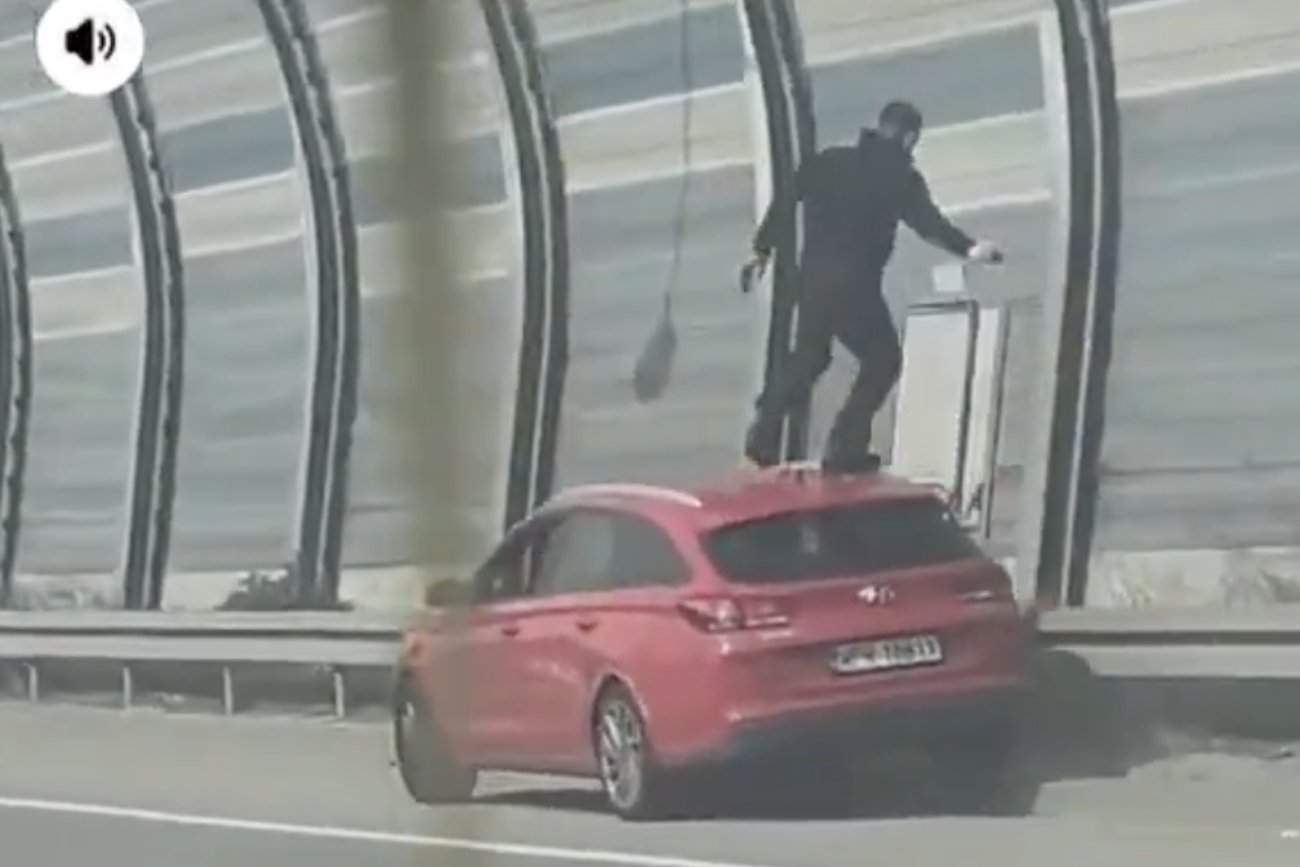 Białorusin jechał na dachu auta. Policja ujawnia nowe informacje.