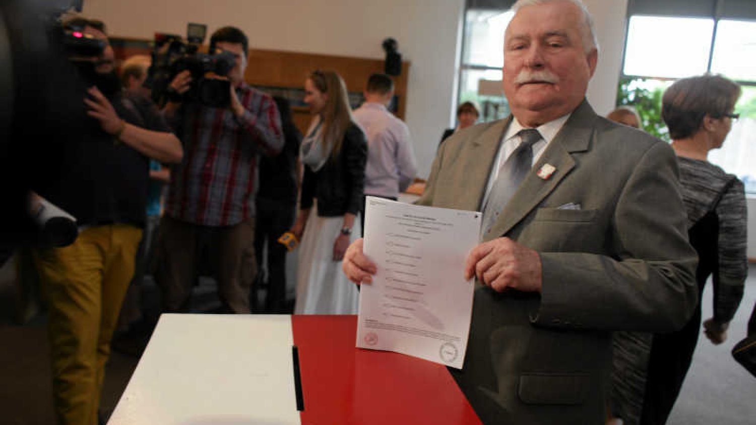 Lech Wałęsa nazywa Janusza Korwin-Mikkego "wypadkiem przy pracy w budowaniu demokracji".