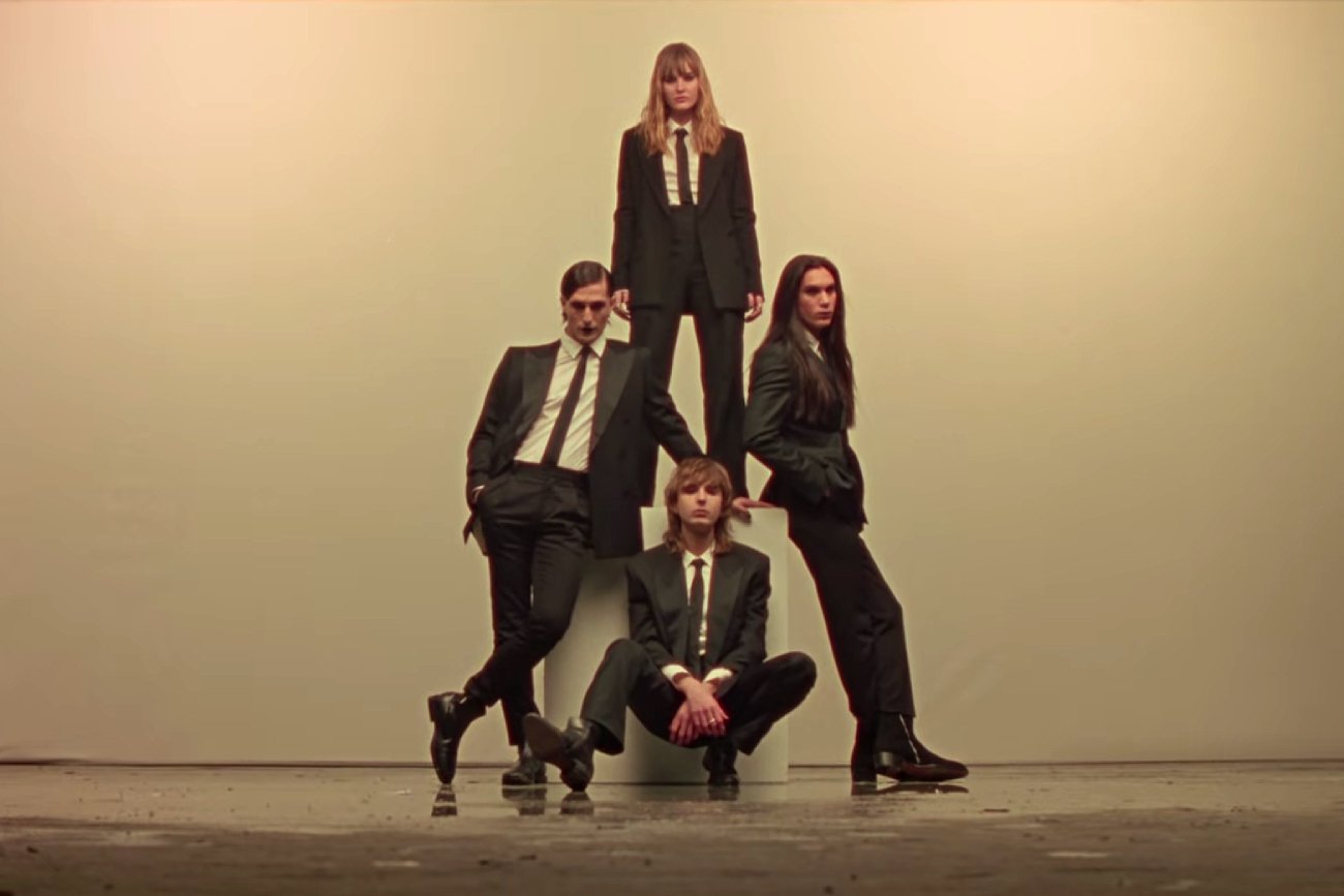 Co oznacza nazwa zespołu Måneskin? To słowo nie pochodzi z języka włoskiego, a... duńskiego. Zespół Måneskin w teledysku do piosenki Zitti e buoni, która zwyciężyła na Eurowizji 2021.