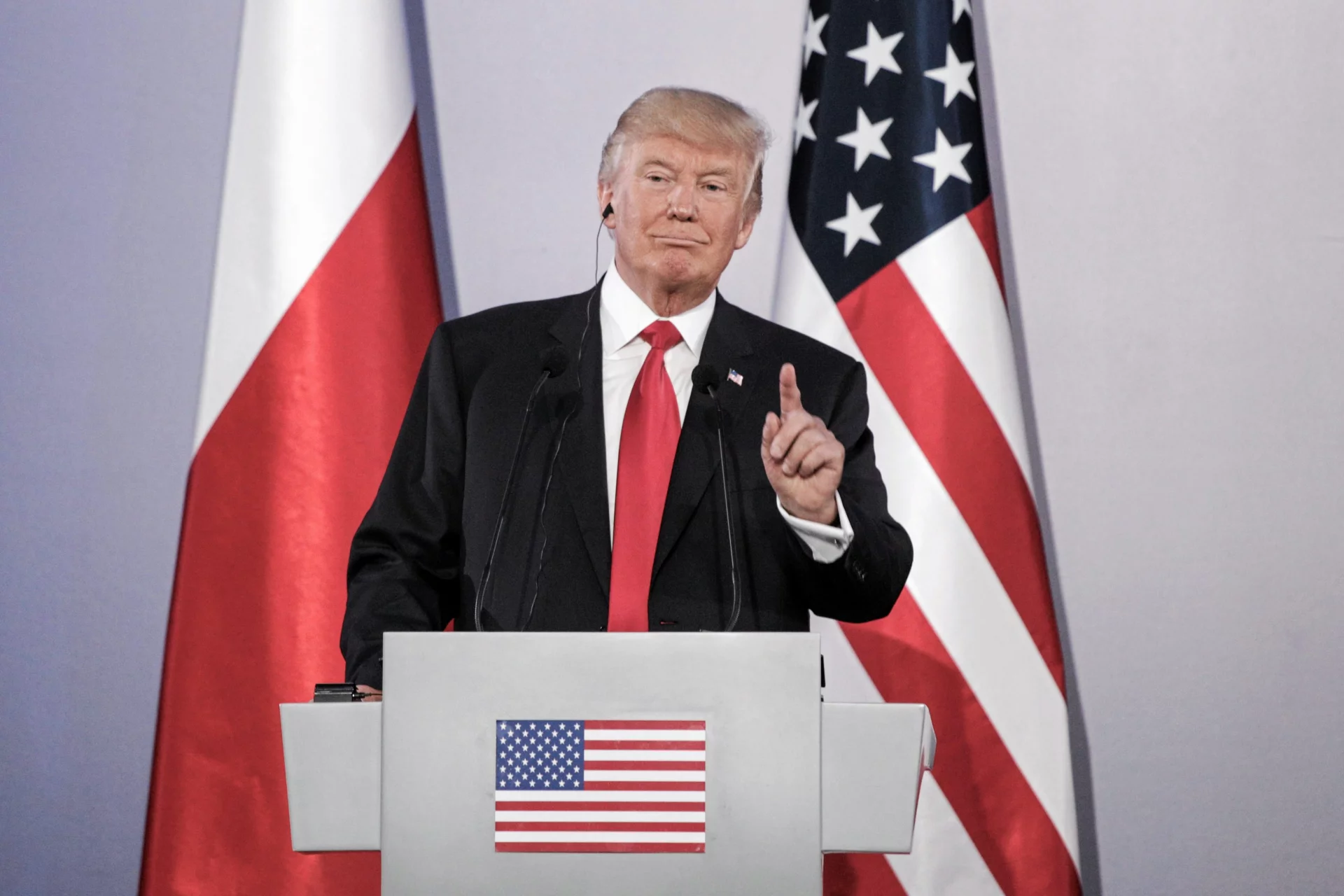 Donald Trump zasugerował, że wstrzykiwanie wybielacza chroni przed covid-19. 100 osób wylądowało w szpitalu.