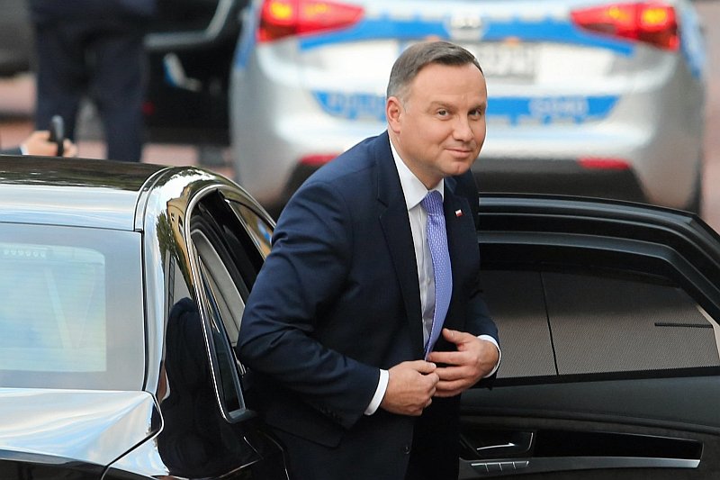 Poseł Lewicy Marek Rutka kpi z korytarza, który kierowcy musieli stworzyć, by prezydent Duda ominął korki podczas powrotu z Wisły.