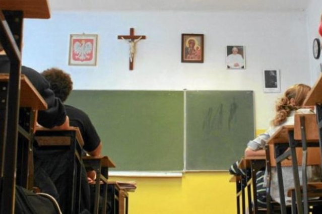 Wszystkie skargi dotyczą formuły, w jakiej w Polsce można dokonać apostazji.