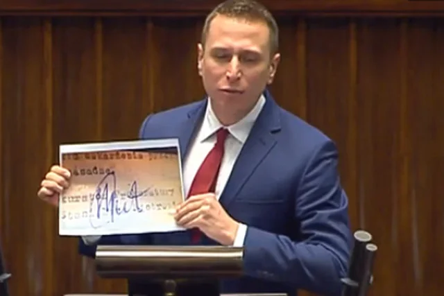 Krzysztof Brejza pokazuje dowód na kłamstwo Stanisława Piotrowicza.