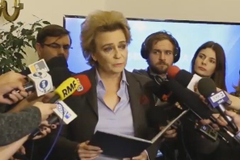 Tysiące osób #MuremZaHanką. Prokuratura zaczęła grzebać w życiu prywatnym prezydent Łodzi