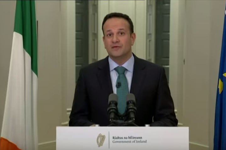 Leo Varadkar ponownie zarejestrował się jako lekarz, by pomóc w walce z koronawirusem. Premier Irlandii Leo Varadkar wrócił do praktyki lekarskiej, by pomóc w walce z pandemią koronawirusem. Będzie miał jedną zmianę tygodniowo.
