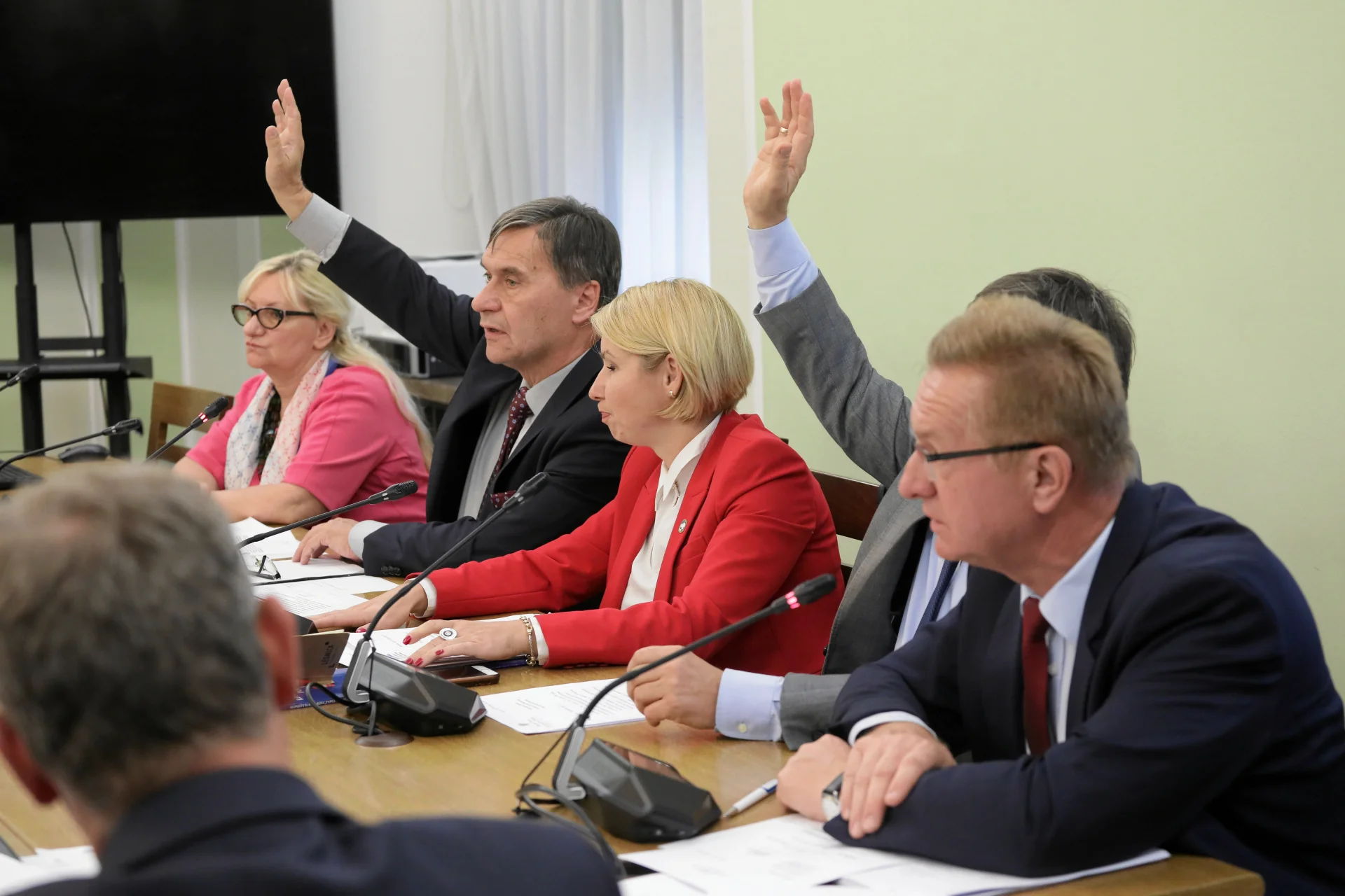 Poseł Ryszard Wilczyński (pierwszy z prawej) oraz posłanka Elżbieta Stępień (trzecia od prawej) – jako jedyni z PO-KO głosowali w sprawie zmian w NIK.
