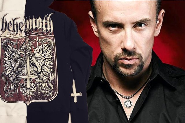 Najnowszą trasę koncertową promują koszulki z orłem.