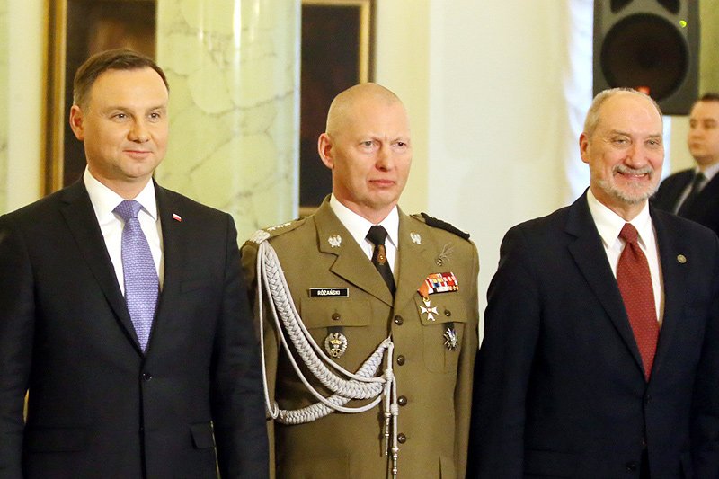 Gen. broni Mirosław Różański nie pohamował się przed ironicznym pożegnaniem z prezydentem Andrzejem Dudą i szefem MON Antonim Macierewiczem.