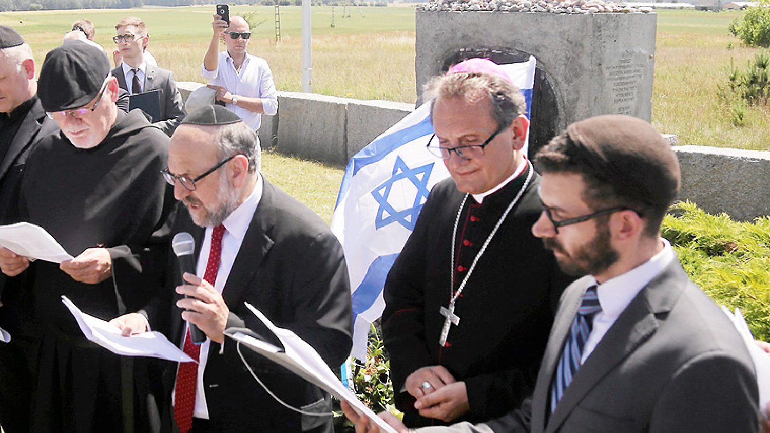 Gdy wszystkie kamery były zwrócone na "modlitwę" podczas 87. miesięcznicy smoleńskiej, w Jedwabnem stało się coś bardzo ważnego dla polskiego Kościoła.