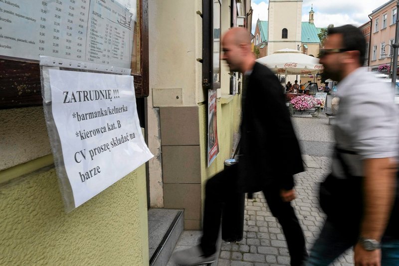 Pracodawcy coraz częściej kuszą pracowników wynagrodzeniem wypłacanym na koniec tygodnia. Zmusza ich do tego sytuacja na rynku pracy, mimo że muszą zmierzyć się z uciążliwą biurokracją.