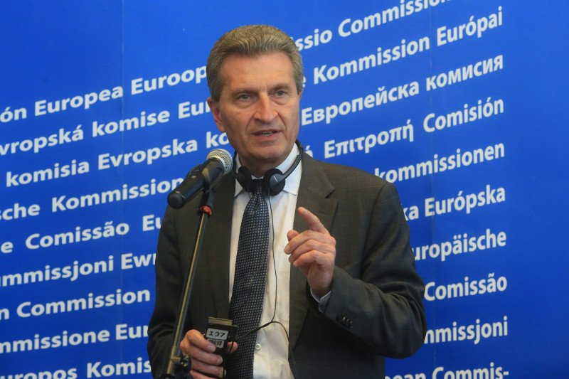 Komisarz Guenther Oettinger przyznaje, że Brukseli nie satysfakcjonują pisowskie zmiany w ustawach sądowych.