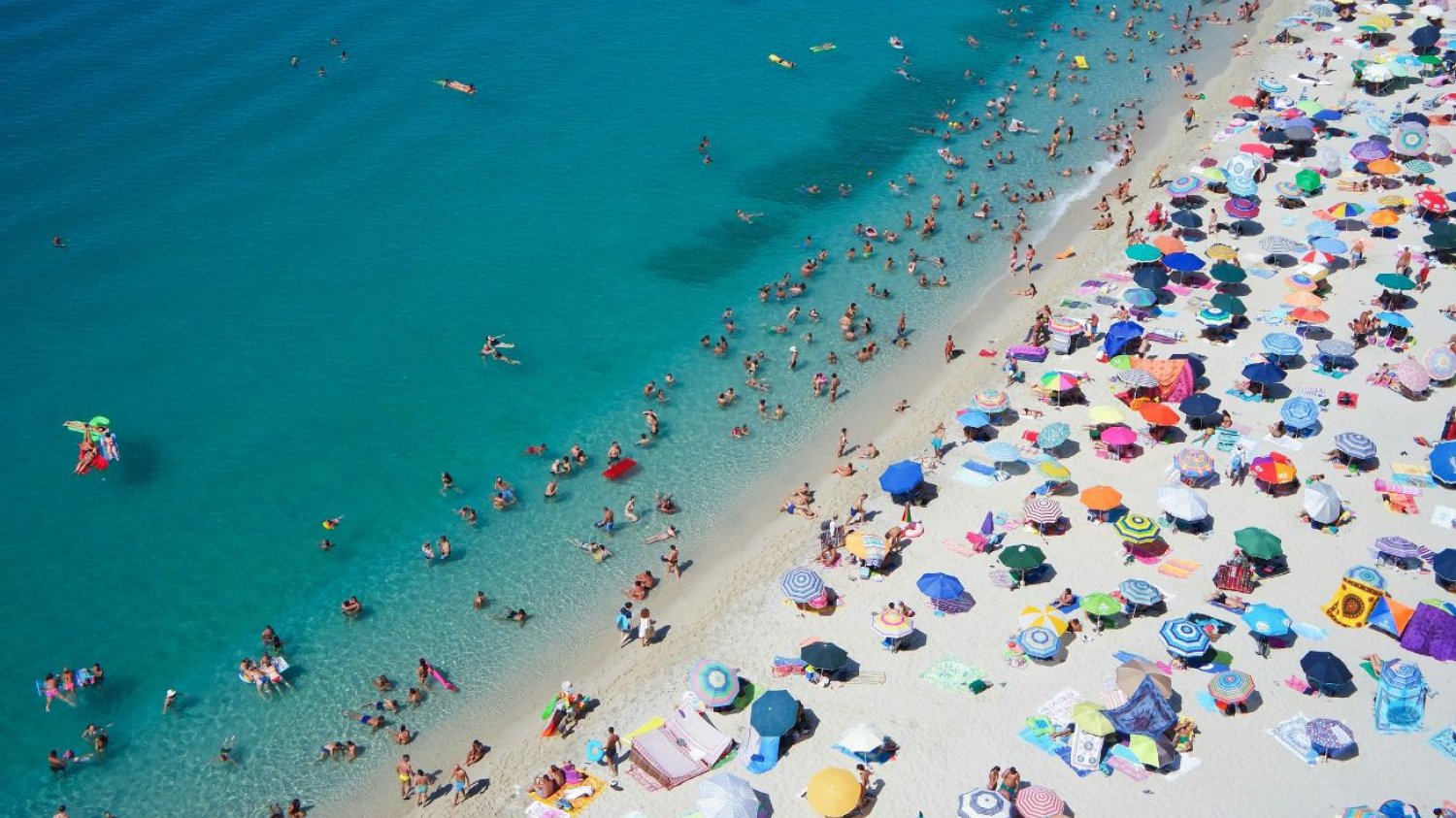 Wszystko zaczęło latać. Chaos na popularnej plaży przez groźne zjawisko Wichura nad kurortem Fregene niedaleko Rzymu. Wśród turystów panika.