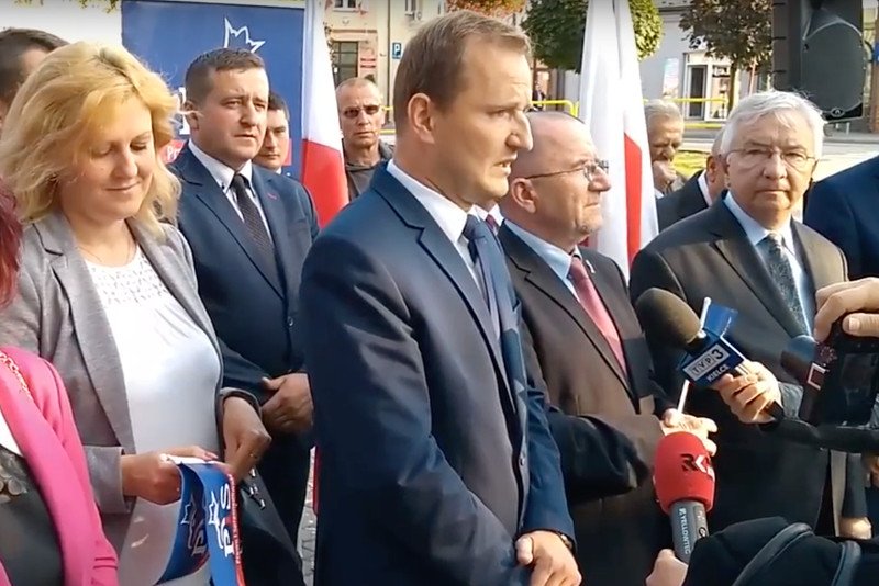 Prezentacja Piotra Bulskiego, kandydata PiS na burmistrza Włoszczowy, wzbudziła w internecie niemałe emocje.
