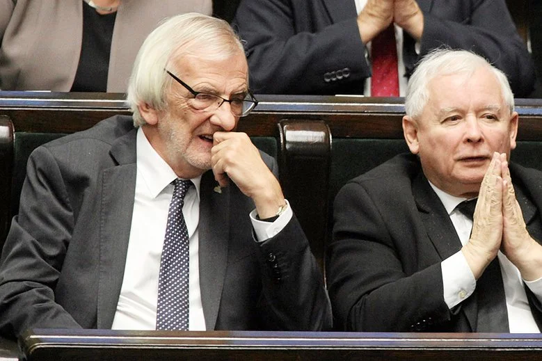 Ryszard Terlecki pokazał projekt ustawy obniżającej pensje parlamentarzystów. Następni w kolejce be∂ą samorządowcy.