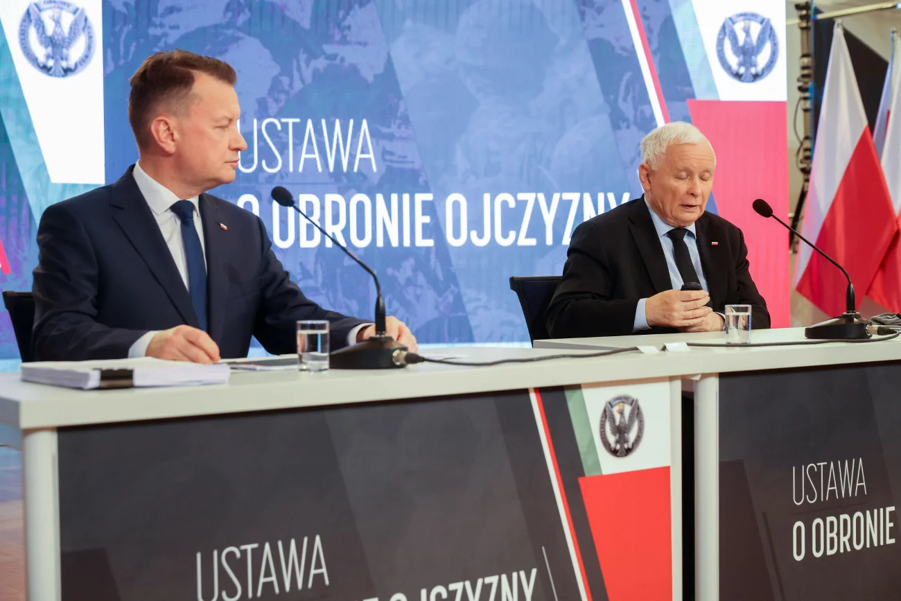 Wspólna konferencja szefa MON Mariusza Błaszczaka i wicepremiera Jarosława Kaczyńskiego.