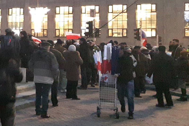 Sprzedawca flag przy rondzie de Gaulle'a w Warszawie.