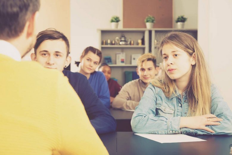 nastolatki w klasie podczas lekcji