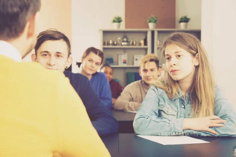 nastolatki w klasie podczas lekcji