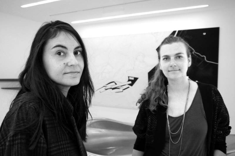 Monika Bilska i Małgorzata Kowalczyk w galerii Biura ZHA. W tle rzeźba i obraz zaprojektowanę przez pracownię