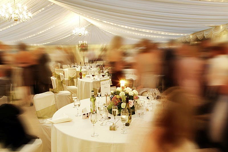 Dlaczego podczas przyjęć komunijnych, chrztów, czy ślubów Polacy wciąż wyznają zasadę "zastaw się, a postaw się"?