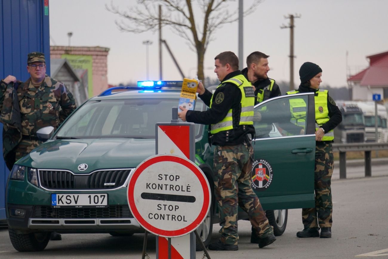 Kontrola na przejściu granicznym na Łotwie.
