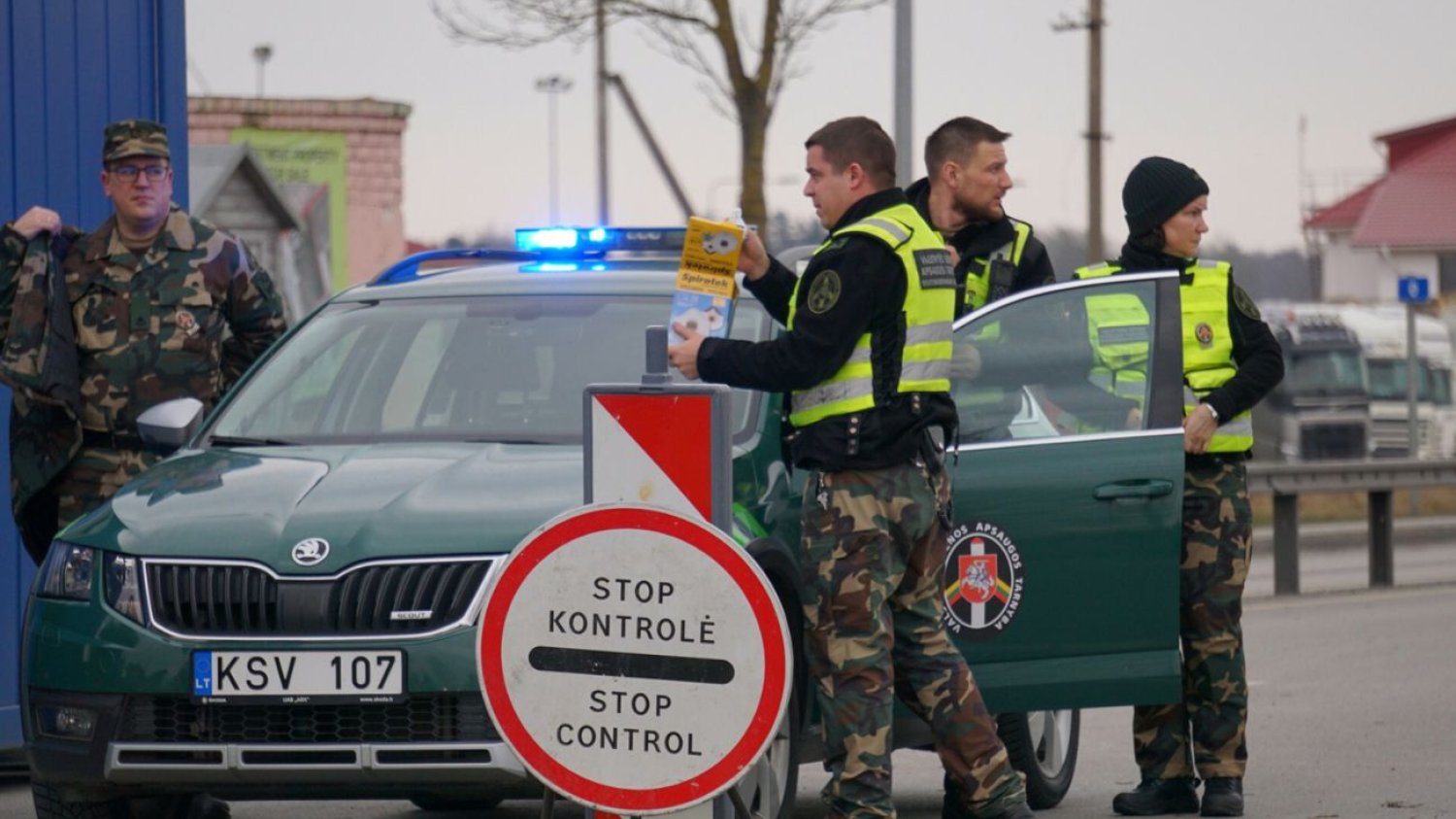 Kontrola na przejściu granicznym na Łotwie.