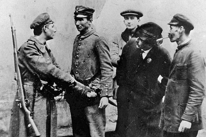 Rozbrajanie żołnierza niemieckiego, 10 listopada 1918 roku.