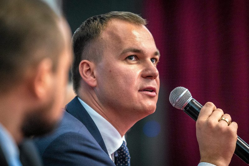 Za to, że wystartował w wyborach z własnego komitetu Dawid Kostempski został wyrzucony z PO.