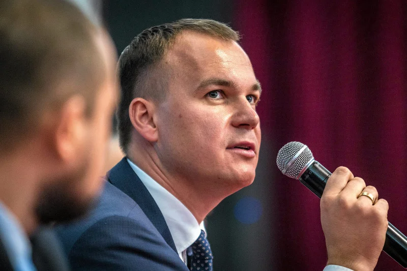 Za to, że wystartował w wyborach z własnego komitetu Dawid Kostempski został wyrzucony z PO.