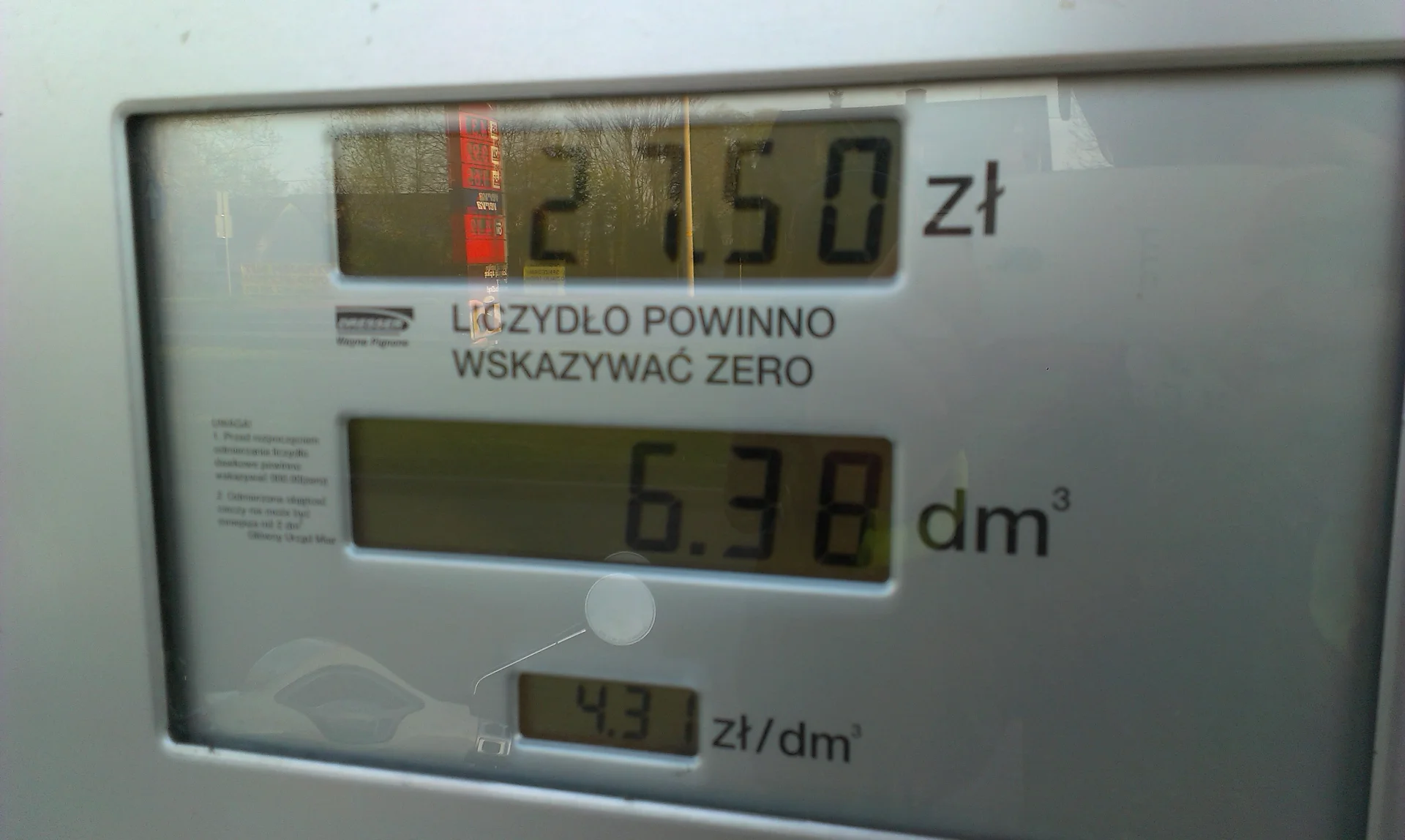 Jazda Vespą jest bardzo tania. Można niemal zapomnieć o spalaniu, a koszt napełnienia całego zbiornika nie przekracza 30 zł.