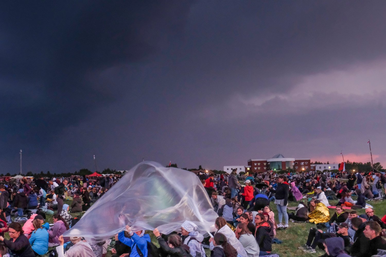Ewakuacja ponad 20 tys. osób w Lednicy. Pogoda przerwała spotkanie młodych