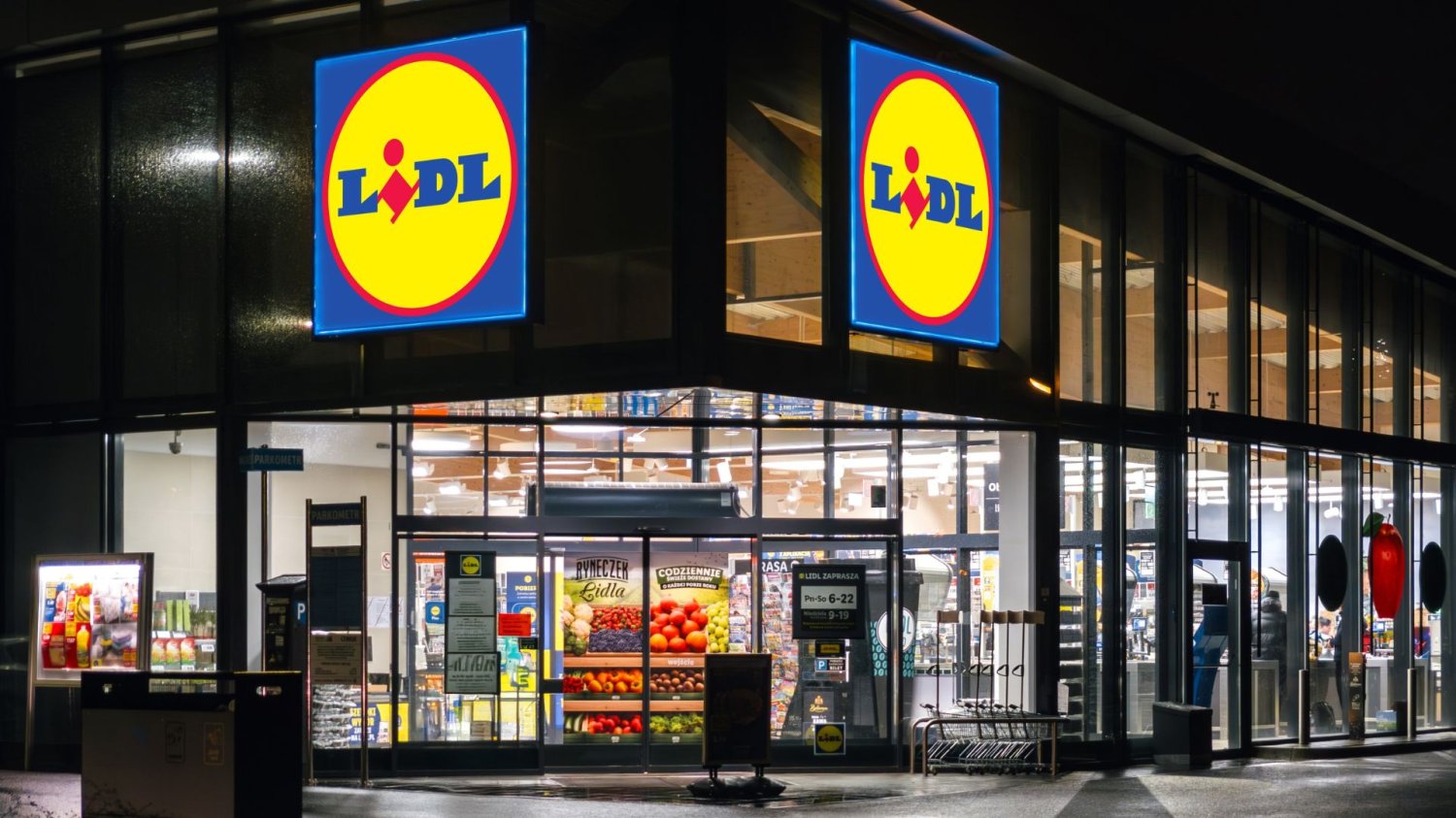 Sklep Lidl nocą.