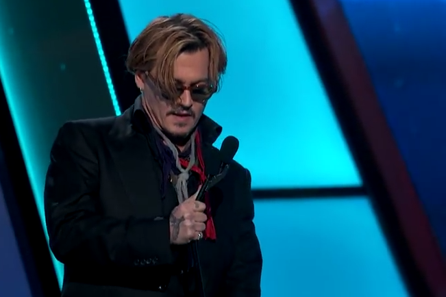 Depp jak dotąd nie skomentował swojego zachowania.