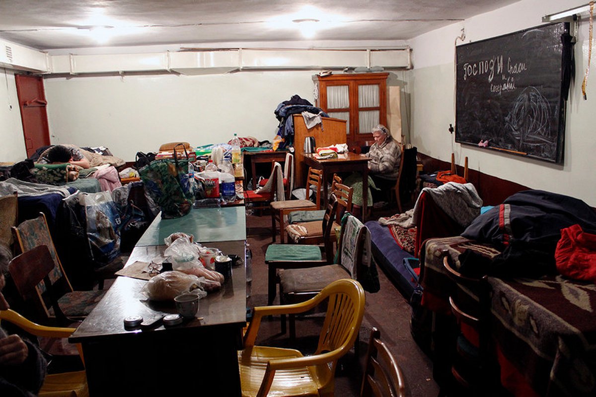 Cywile ukrywają się przed ostrzałem, Debalcewe, 2015