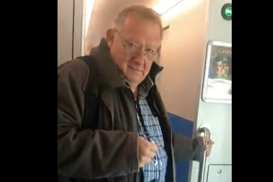 Dominik Tarczyński opublikował na Twitterze nagranie z pociągu pospiesznego. Spotkał w nim Adama Michnika.