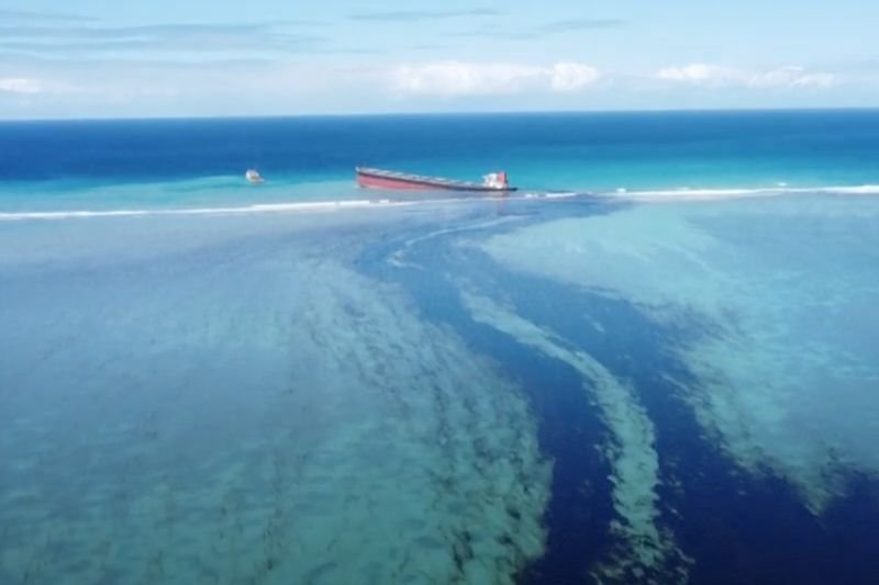 U wybrzeżu Mauritiusa doszło do ogromnego wycieku paliwa.