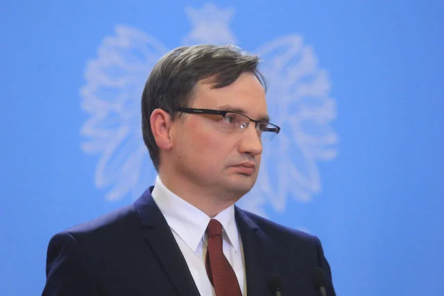 Tego Zbigniew Ziobro chyba się nie spodziewał - prokuratorzy masowo wnioskują o przejście na emeryturę