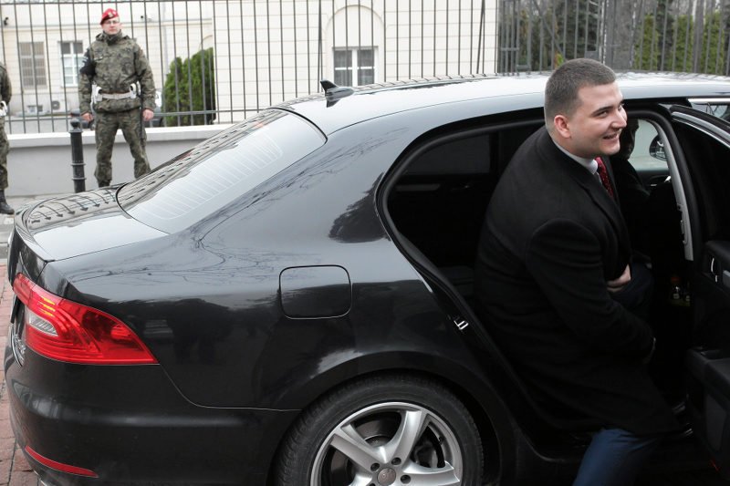 Środowisko farmaceutów protestuje przeciwko tytułowania Bartłomieja Misiewicza "aptekarzem".