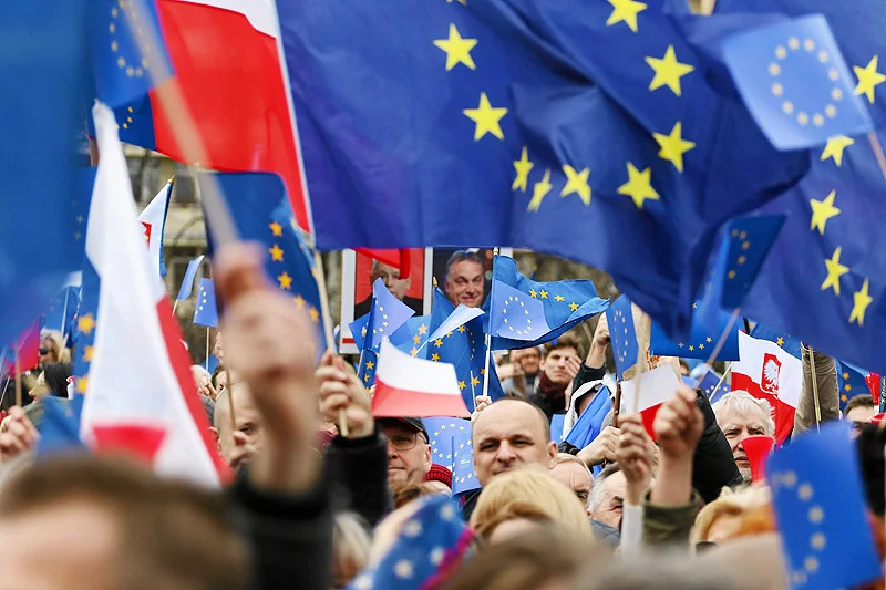 Z najnowszych danych Eurobarometru wynika, że Polacy nie dali się przekonać eurosceptykom.