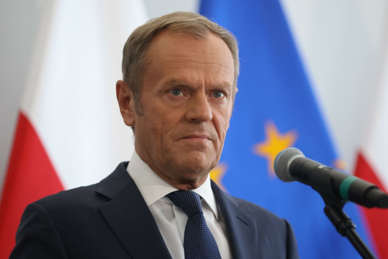 Najnowszy sondaż partyjny wskazuje, że Donald Tusk ma szansę na zwycięstwo z PiS, jeśli zjednoczy opozycję.