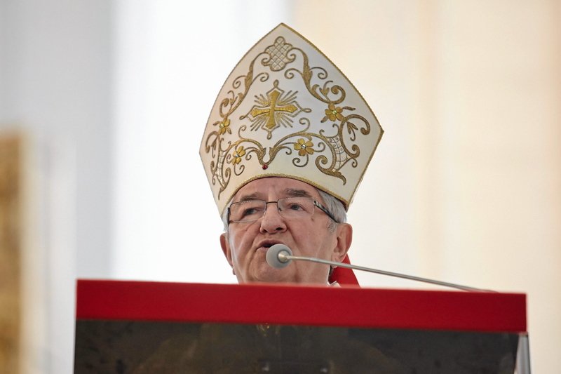 Arcybiskup Sławoj Głódź mocno skrytykował opozycję i te samorządy, które chcą ograniczyć liczbę godzin katechezy w szkole.