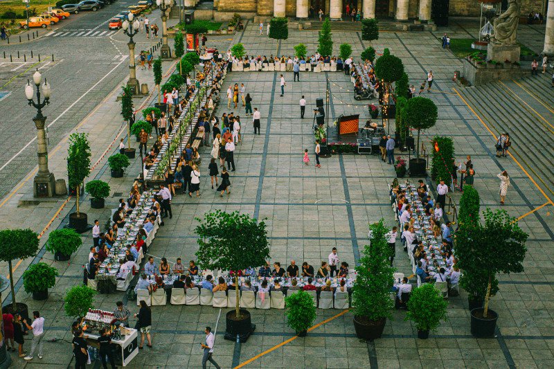 Kolacja „Sen nocy letniej. Cudowne konstelacje”, którą Coca-Cola zorganizowała wspólnie z Placem Defilad, była kolejnym spotkaniem przy wspólnym stole.
