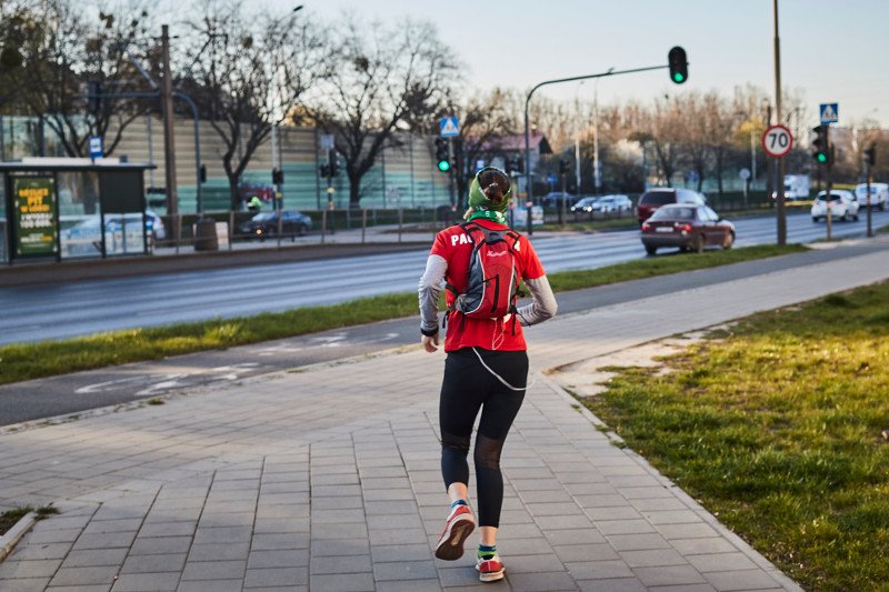 Czy w czasie pandemii koronawirusa można spacerować i biegać na świeżym powietrzu?