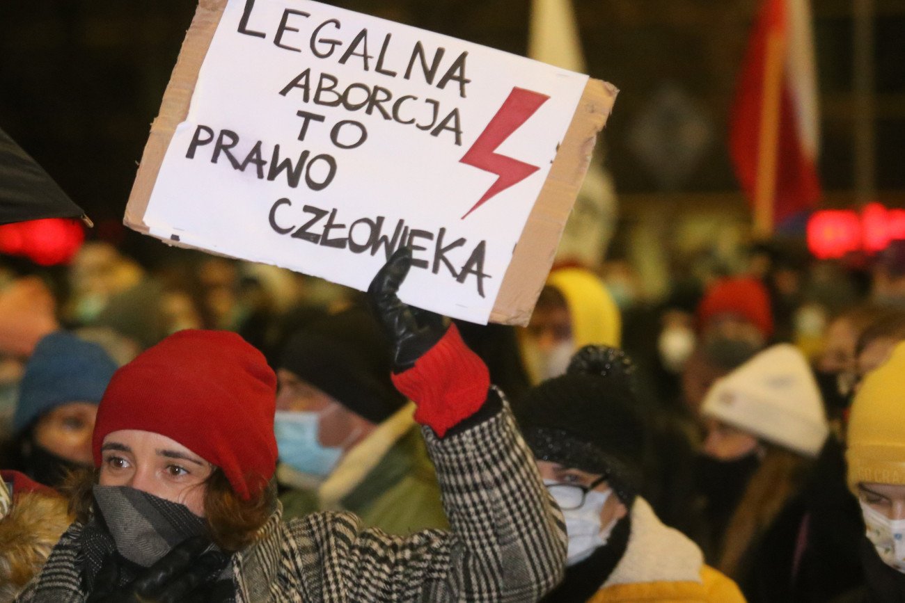 Parlament Europejski przegłosował rezolucję w kwestii praw dotyczących "zdrowia seksualnego i reprodukcyjnego" kobiet.