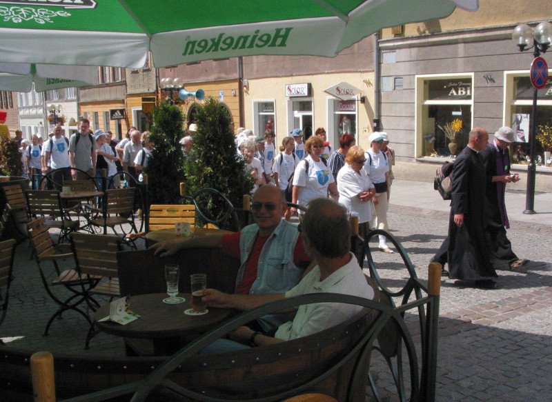 Picie piwa w ogródku piwnym? Niektórzy restauratorzy chcą, żebyś zapłacił za posiłek