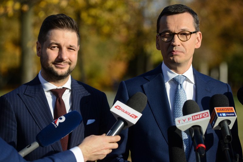 Według "Wiadomości" TVP Patryk Jaki nadal idzie łeb w łeb z Rafałem Trzaskowskim.