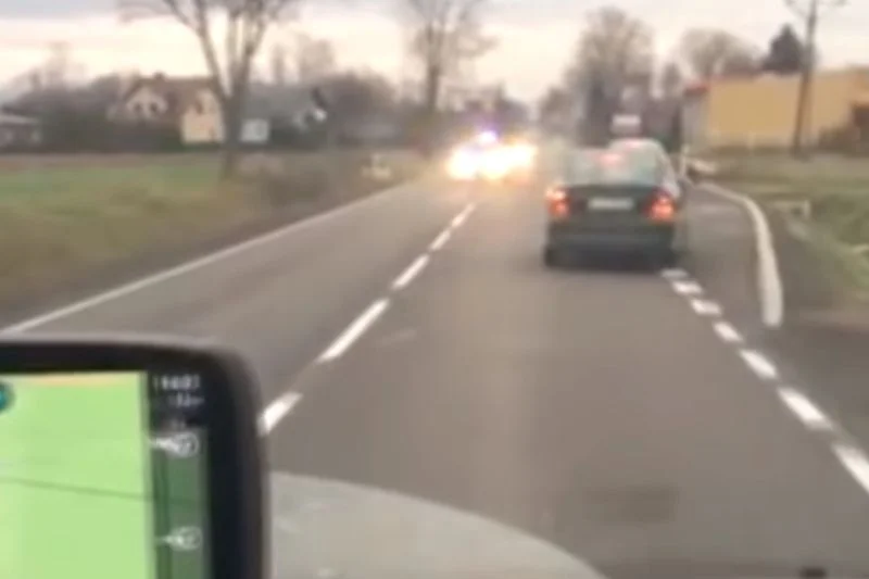 Pędzące środkiem drogi policyjne samochody i pojazdy SOP spychały innych użytkowników drogi na pobocze.