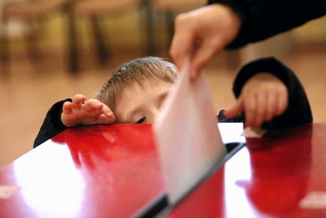 Beata Szydło mówi Polakom, że jeśli nadal chcą otrzymywać pieniądze od państwa, muszą głosować na PiS.