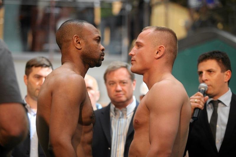 Bokserzy Roy Jones Jr (z lewej) i Paweł Głażewski (po prawej) podczas ważenia przed walką